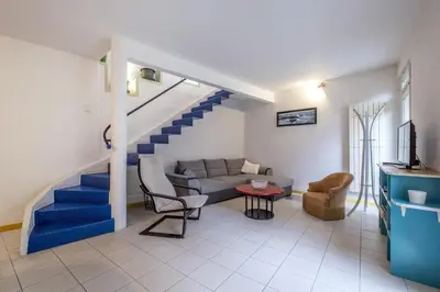 Coin salon dans l'établissement Les Volets Bleus T3 de 80 m2 patio privatif