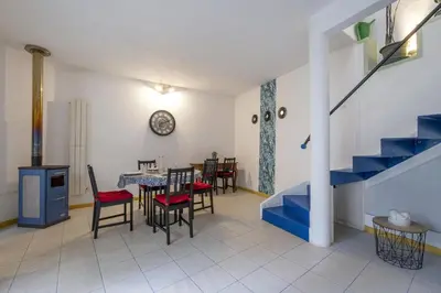 Coin salon dans l'établissement Les Volets Bleus T3 de 80 m2 patio privatif