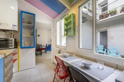 Cuisine ou kitchenette dans l'établissement Les Volets Bleus T3 de 80 m2 patio privatif