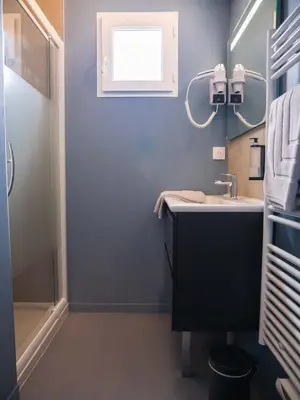 Salle de bains dans l'établissement Logis hôtels Le Saint Pierre
