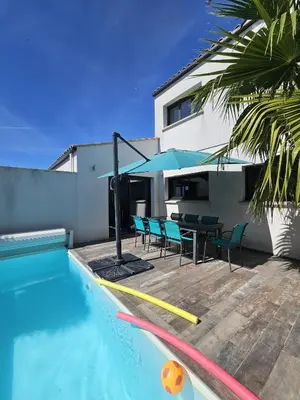 Piscine de l'établissement Le Clos des Prés Carrés - La Maline - Piscine chauffée et salle de jeux ou située à proximité