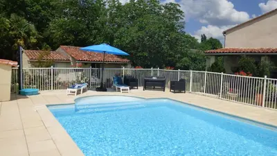 Piscine de l'établissement Les Deux Riviéres ou située à proximité