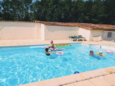 Piscine de l'établissement Les Deux Riviéres ou située à proximité