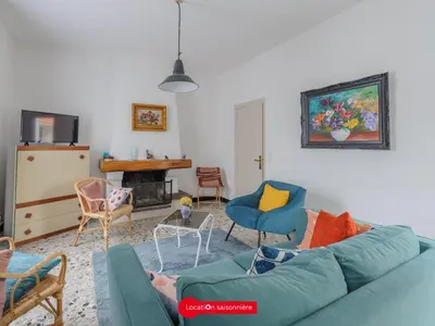 Télévision ou salle de divertissement dans l'établissement Échoppe confortable à 200m de la plage - 4 pers, patio, cuisine équipée - FR-1-258-198