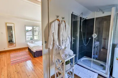 Salle de bains dans l'établissement QUAI 3 loft moderne et lumineux les pieds dans l'eau