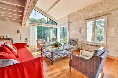 Coin salon dans l'établissement QUAI 3 loft moderne et lumineux les pieds dans l'eau