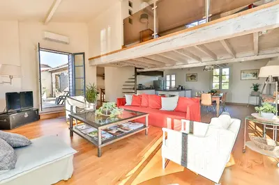 Coin salon dans l'établissement QUAI 3 loft moderne et lumineux les pieds dans l'eau
