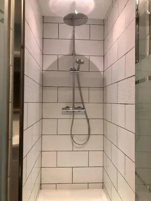 Salle de bains dans l'établissement Le Cerisier Saint-Barbant