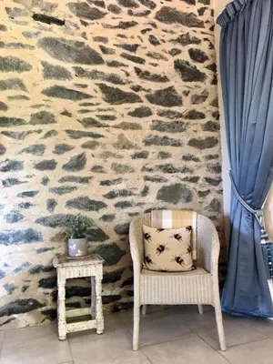 Coin salon dans l'établissement Le Cerisier Saint-Barbant