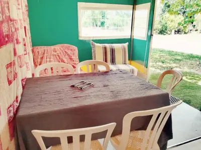 Coin salon dans l'établissement Camping Ushuaïa Village Les Chalets de Moulière