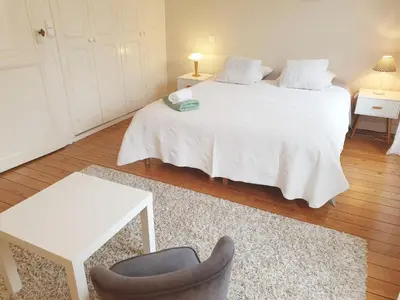 Un ou plusieurs lits dans un hébergement de l'établissement Maison de ville confortable avec cour intérieure