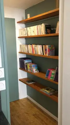 Bibliothèque dans l'appartement