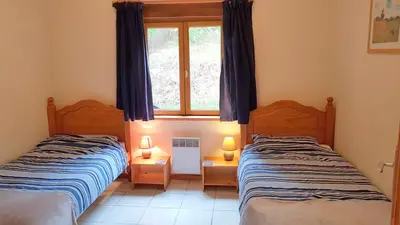 Un ou plusieurs lits dans un hébergement de l'établissement Cottage Sleeps 5 with Private Lake