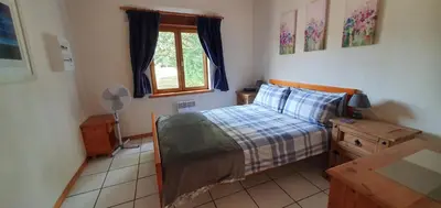 Un ou plusieurs lits dans un hébergement de l'établissement Cottage Sleeps 5 with Private Lake