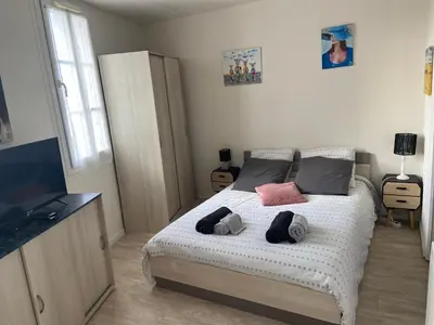 Un ou plusieurs lits dans un hébergement de l'établissement Studio le petit logis-meublé 2 étoiles -local vélo-arrivée autonome-H Flexibles