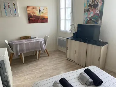 Télévision ou salle de divertissement dans l'établissement Studio le petit logis-meublé 2 étoiles -local vélo-arrivée autonome-H Flexibles