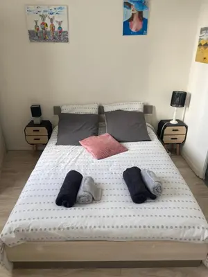 Un ou plusieurs lits dans un hébergement de l'établissement Studio le petit logis-meublé 2 étoiles -local vélo-arrivée autonome-H Flexibles