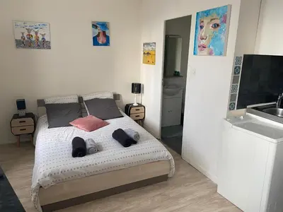 Un ou plusieurs lits dans un hébergement de l'établissement Studio le petit logis-meublé 2 étoiles -local vélo-arrivée autonome-H Flexibles