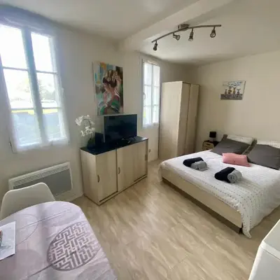 Studio le petit logis-meublé 2 étoiles -local vélo-arrivée autonome-H Flexibles