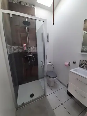 Salle de bains dans l'établissement Studio neuf proche Océan