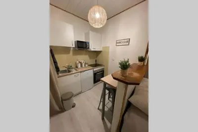 Cuisine ou kitchenette dans l'établissement Le Cocoon - 2mn gare SNCF, hyper centre, WIFI-NETFLIX