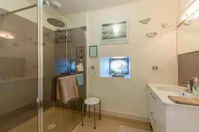 Salle de bains dans l'établissement La maison de Charlotte - chambres d'hôtes-Futuroscope
