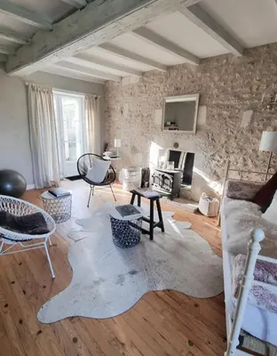 Coin salon dans l'établissement La Loge du Grand Cèdre, chambre d'hôtes SoCosy