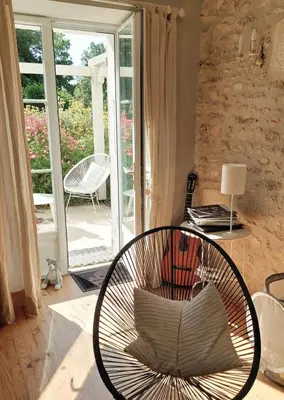 Coin salon dans l'établissement La Loge du Grand Cèdre, chambre d'hôtes SoCosy