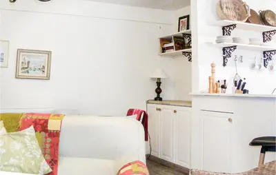 Coin salon dans l'établissement Gorgeous Home In Scillé With Wifi