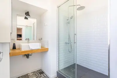 Salle de bains dans l'établissement Les Jardins de Xanton