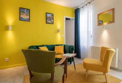 Coin salon dans l'établissement Le Jaune Vendée - T2 renové - Terrasse