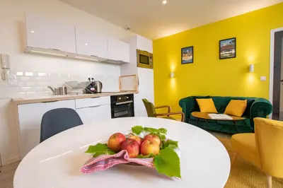 Cuisine ou kitchenette dans l'établissement Le Jaune Vendée - T2 renové - Terrasse