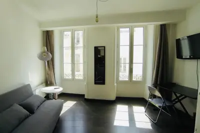 Télévision ou salle de divertissement dans l'établissement Grand studio à deux pas du Vieux Port