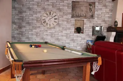 Billard dans l'établissement Maison de charme, d'artiste, décoration brocante