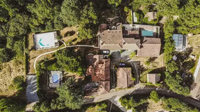 Vue panoramique sur l'établissement LA LAUJÈRE Chambres d'hôtes ROMANCE