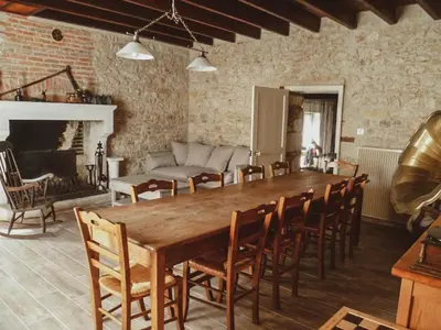 Coin salon dans l'établissement LA LAUJÈRE Chambres d'hôtes ROMANCE