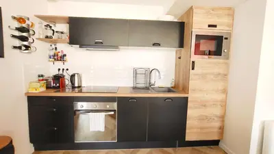 Cuisine ou kitchenette dans l'établissement Votre Escale - Magellan Cinéma