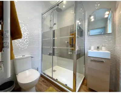 Salle de bains dans l'établissement The New-Yorker - hyper centre- 2mn gare SNCF - Wi-Fi Netflix gratuit