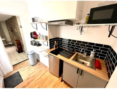 Cuisine ou kitchenette dans l'établissement The New-Yorker - hyper centre- 2mn gare SNCF - Wi-Fi Netflix gratuit