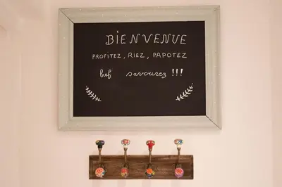 Certificat, récompense, panneau ou autre document affiché dans l'établissement un dimanche chez Julie chambre Léontine