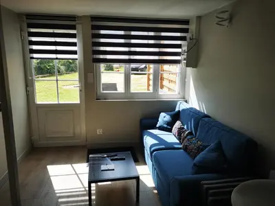 Coin salon dans l'établissement Logement entier à LA CRECHE