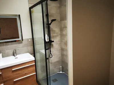 Salle de bains dans l'établissement Logement entier à LA CRECHE