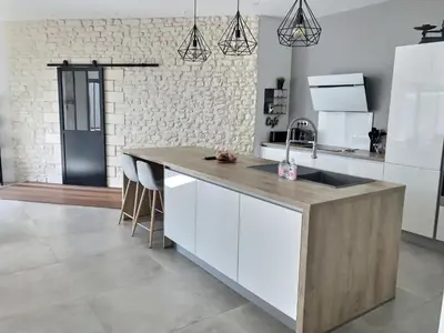 Cuisine ou kitchenette dans l'établissement Villa Exceptionnelle Piscine et Jardin privé Séjour Haut de gamme proche La Rochelle