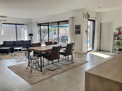 Coin salon dans l'établissement Villa Exceptionnelle Piscine et Jardin privé Séjour Haut de gamme proche La Rochelle