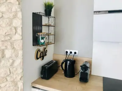 Cuisine ou kitchenette dans l'établissement Villa Exceptionnelle Piscine et Jardin privé Séjour Haut de gamme proche La Rochelle