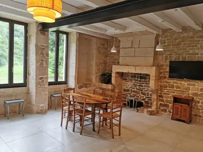 Télévision ou salle de divertissement dans l'établissement La Maison des mariés - Nature & Sèvre Niortaise