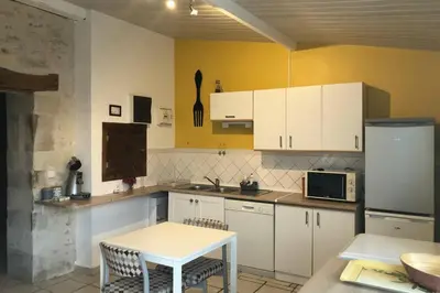 Cuisine ou kitchenette dans l'établissement Charmante maison dans la vallée de la Charente