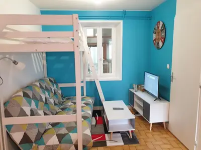 Télévision ou salle de divertissement dans l'établissement Appartement entier meublé à Beaumont proche Futuroscope et Poitiers Technopole