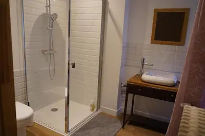 Salle de bains dans l'établissement un dimanche chez Julie chambre Célestine