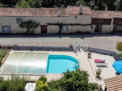 Piscine de l'établissement Holiday Home Au bord du canal by Interhome ou située à proximité